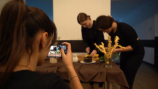 Учасники проєкту Еразмус+ взяли участь в майстер-класі з кулінарної фотографії