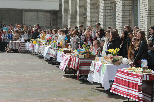 У коледжі провели Великодній благодійний ярмарок для збору коштів на допомогу Збройним Силам України