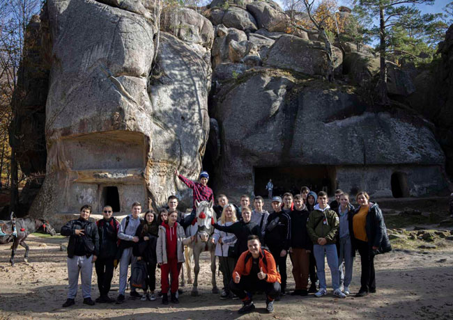 Студенти коледжу, вмотивовані фільмом «Довбуш», відвідали Скелі Довбуша