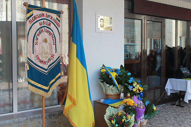 На фасаді коледжу встановлено меморіальну таблицю Тарасу Березюку, Захиснику України, завідувачу економіко-технологічного відділення коледжу