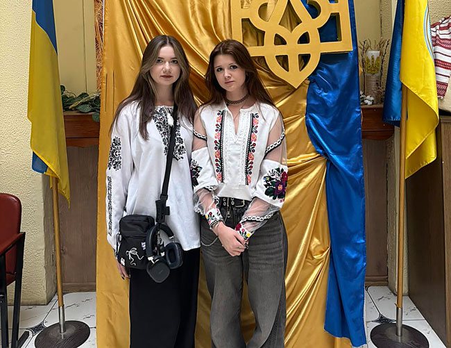 А мова, як вітер, дарує свободу… <br/>Мов дівчина та, що багата на вроду<br/>(Ірина Сусяк). А мова, як вітер, дарує свободу… <br/>Мов дівчина та, що багата на вроду<br/>(Ірина Сусяк).