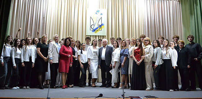 З вдячністю в серці, з повагою в душі: у коледжі відбулися урочистості до Дня працівника освіти З вдячністю в серці, з повагою в душі: у коледжі відбулися урочистості до Дня працівника освіти